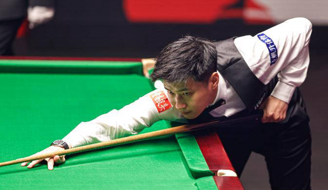 斯诺克国锦赛8强战:赵心童首局进2球领先落后塞尔比吴宜泽开门