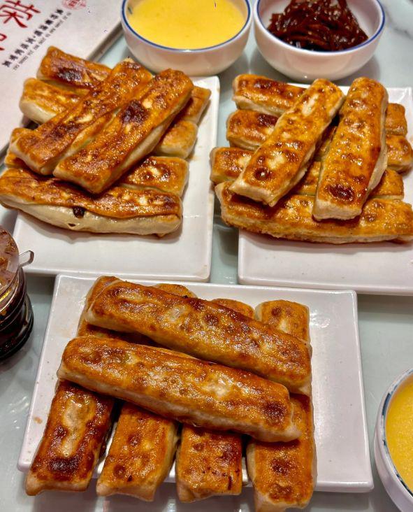 老北京小吃三重奏:褡裢火烧、卤煮与炸酱面